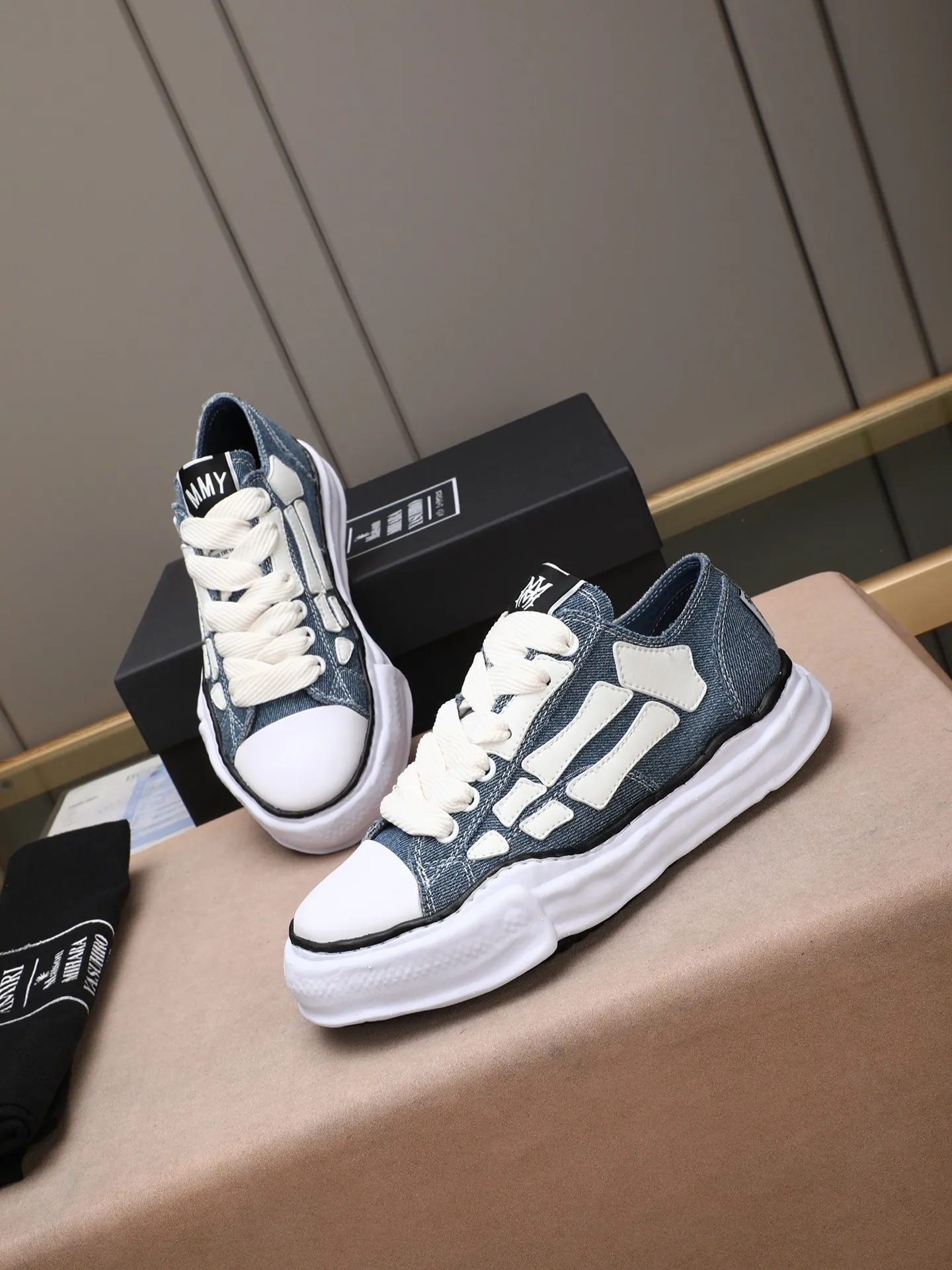 Men's shoes 💰520 AMIRI × Maison MIHARA YASUHIRO Bone Dissolving Shoes Brand Order Original Order Quality 🌈 AMIRIxMMY work together to launch joint shoes that cleverly integrate the classic designs of the two brands. The handmade clay mold soles and AMIRI's signature BONES leather embroidery details are a major feature of the shoes, showing unique craftsmanship and style 🚩 Material: upper original custom-made space Monica canvas! Lining: original technical cloth, outsole: original molded EVA foam bottom, code number: women's 35-39 (40, custom-made, non-refundable), men 39-44 (45, custom-made, non-refundable), full set of counter original packaging